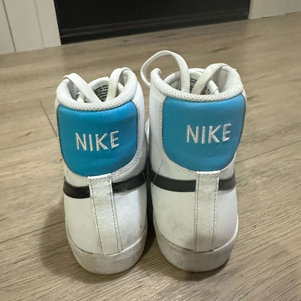 Nike Blazer mid ‘77 White and Black Sneakers with Blue Accent boys youth size 5